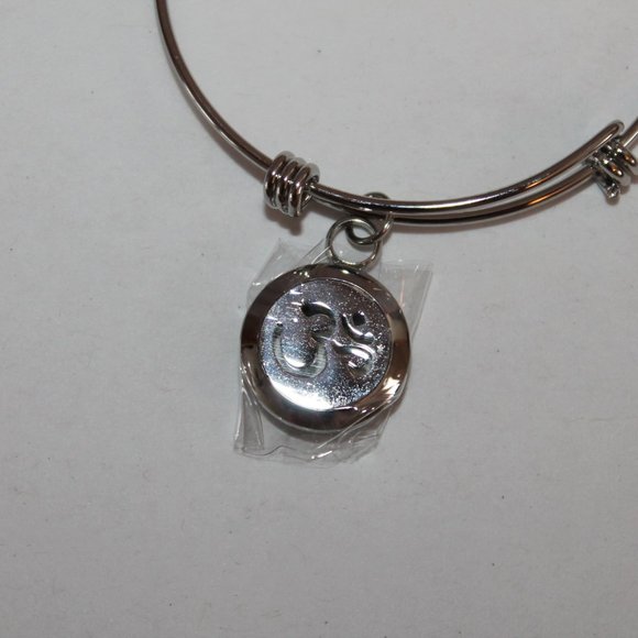 Essential Oil Bracelet Diffuser Locket by Romanda - Picture 4 of 5